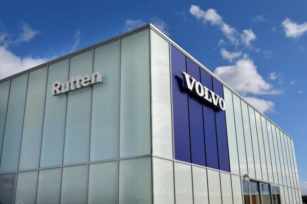 Volvo EX30 272PK Extended Range Plus Nu van € 46.797 voor € 39.297 / Adaptieve Cruise Control / Blis / Getinte ramen vanaf de B-stijl / 19" lichtmetalen velgen / Google infotainment