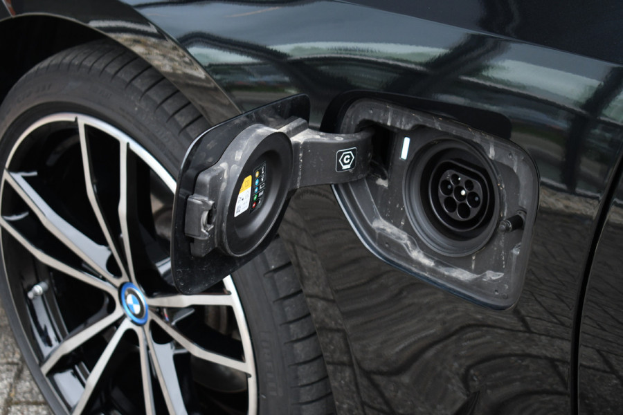 BMW 3 Serie Touring 330e xDrive M-Sport Pano ACC H/K 360 HUD El-zetel 19inch