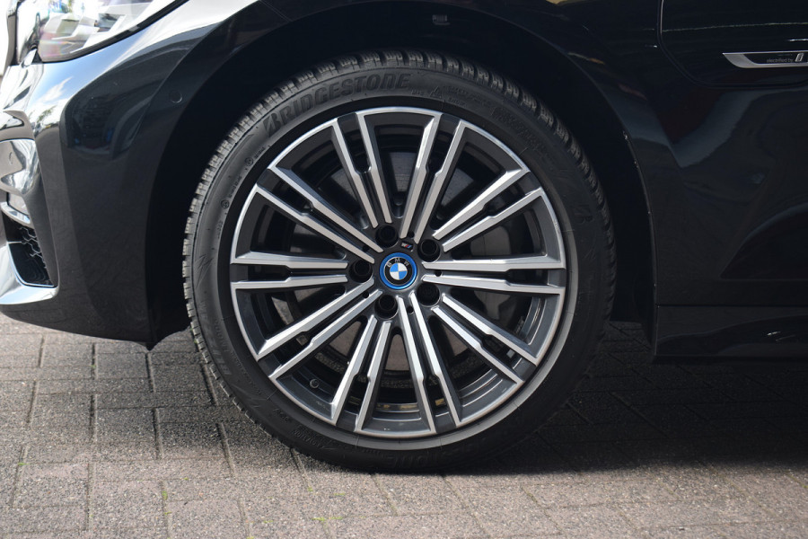 BMW 3-serie 330e High Executive | M-Sport | Shadow Line | Half Leer | Virtual