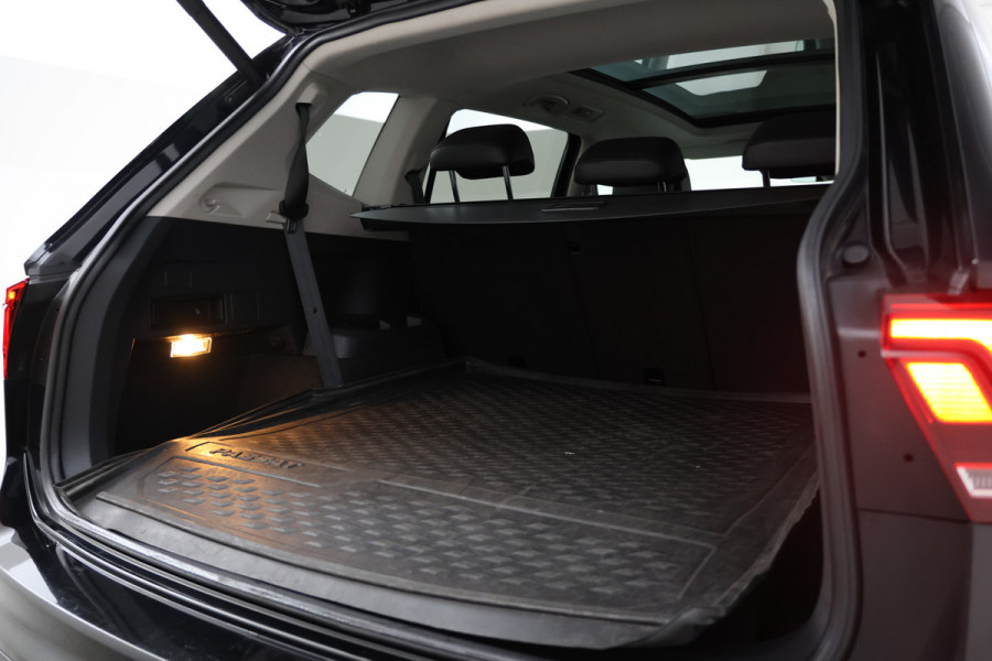 Volkswagen Tiguan Allspace 1.5 TSI Comfortline Business 7pers. Trekhaak, Leer, 360 Camera, Panoramadak, Stoelverwarming, Memory Seat