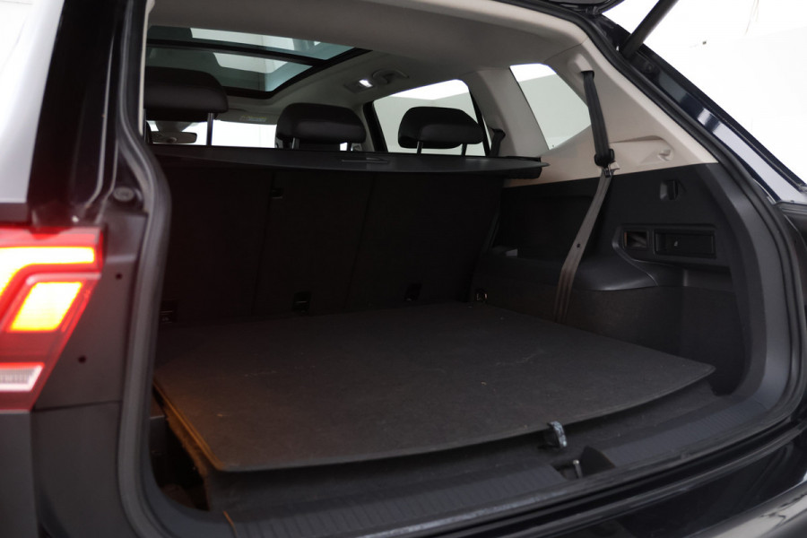 Volkswagen Tiguan Allspace 1.5 TSI Comfortline Business 7pers. Trekhaak, Leer, 360 Camera, Panoramadak, Stoelverwarming, Memory Seat