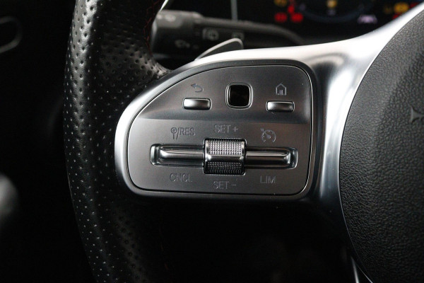 Mercedes-Benz A-Klasse 200 Launch Edition Premium (PARKEERSENSOREN, STOELVERWARMING, SFEERVERLICHTING, NAVIGATIE, CAMERA, NL-AUTO)