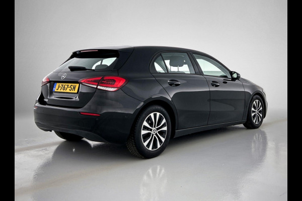 Mercedes-Benz A-Klasse 180 Business Solution Automaat (NAVIGATIE, STOELVERWARMING, CAMERA, 1e EIGENAAR, GOED ONDERHOUDEN)
