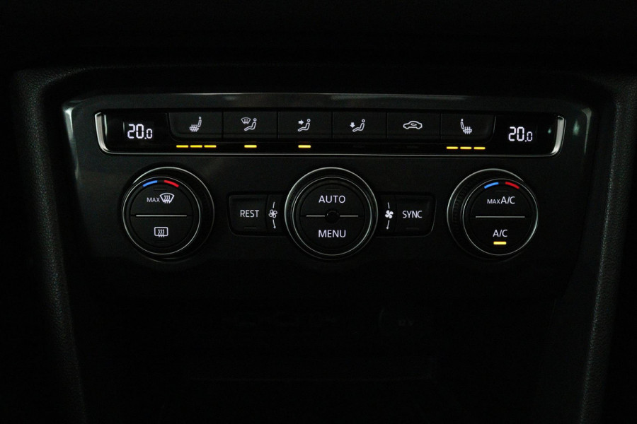 Volkswagen Tiguan 1.5 TSI Comfortline Business (PANORAMADAK, TREKHAAK ELEKT. WEGKLAPBAAR, MASSAGE STOELEN, STOELVERWARMING, CLIMA)