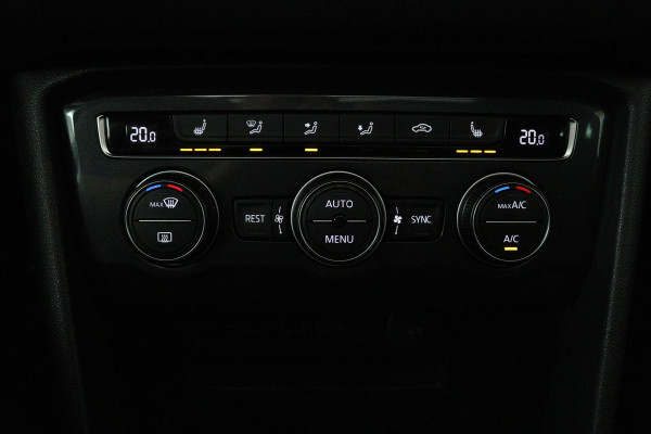 Volkswagen Tiguan 1.5 TSI Comfortline Business (PANORAMADAK, TREKHAAK ELEKT. WEGKLAPBAAR, MASSAGE STOELEN, STOELVERWARMING, CLIMA)