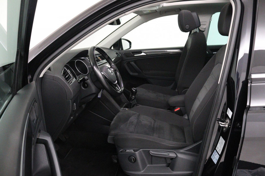 Volkswagen Tiguan 1.5 TSI Comfortline Business (PANORAMADAK, TREKHAAK ELEKT. WEGKLAPBAAR, MASSAGE STOELEN, STOELVERWARMING, CLIMA)