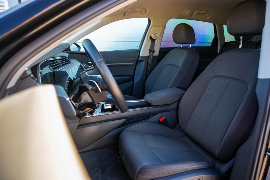 Audi e-tron e-tron 50 quattro Launch edition 71 kWh Memory Seats Dakrail Getinte ramen 20"L.M.  Cruise Control