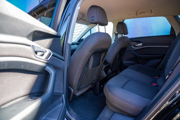 Audi e-tron e-tron 50 quattro Launch edition 71 kWh Memory Seats Dakrail Getinte ramen 20"L.M.  Cruise Control