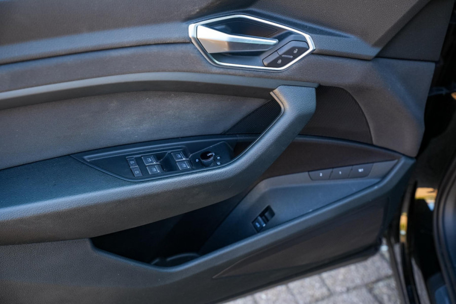 Audi e-tron e-tron 50 quattro Launch edition 71 kWh Memory Seats Dakrail Getinte ramen 20"L.M.  Cruise Control