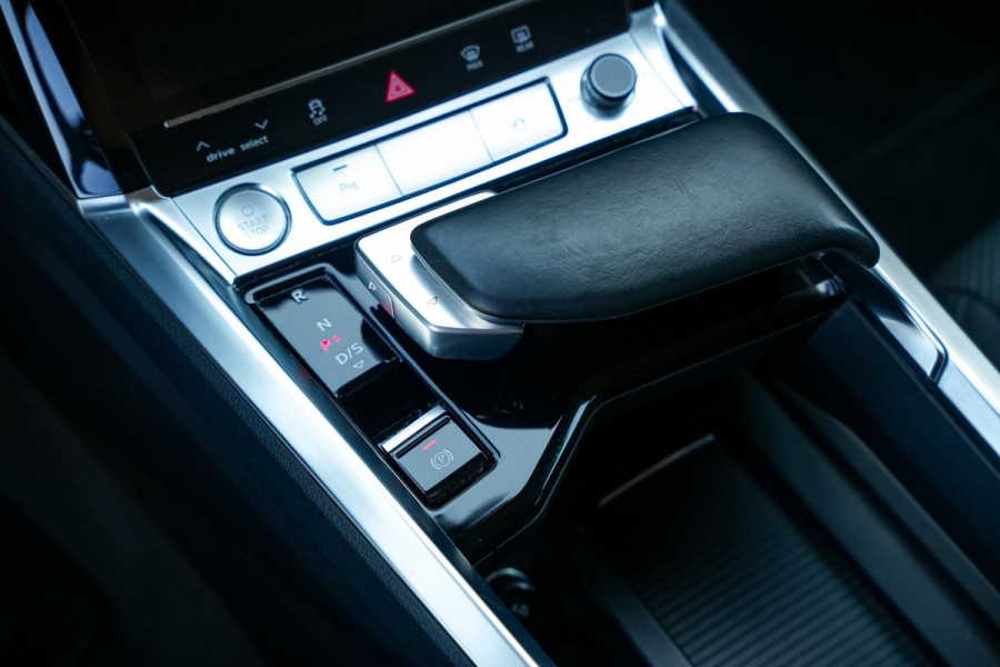 Audi e-tron e-tron 50 quattro Launch edition 71 kWh Memory Seats Dakrail Getinte ramen 20"L.M.  Cruise Control