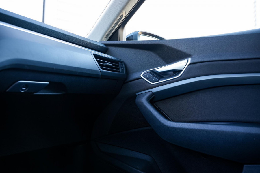 Audi e-tron e-tron 50 quattro Launch edition 71 kWh Memory Seats Dakrail Getinte ramen 20"L.M.  Cruise Control