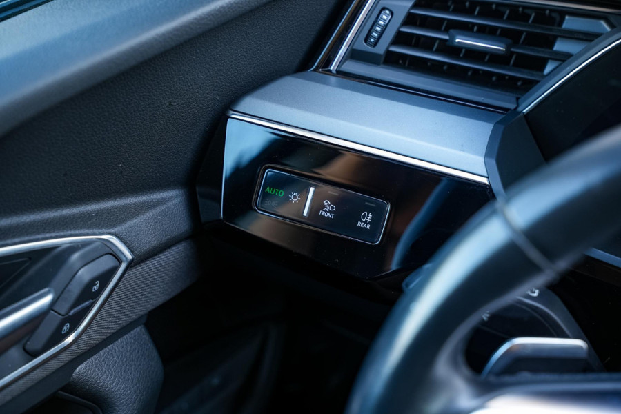 Audi e-tron e-tron 50 quattro Launch edition 71 kWh Memory Seats Dakrail Getinte ramen 20"L.M.  Cruise Control