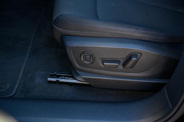 Audi e-tron e-tron 50 quattro Launch edition 71 kWh Memory Seats Dakrail Getinte ramen 20"L.M.  Cruise Control