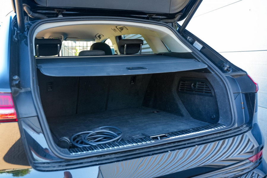 Audi e-tron e-tron 50 quattro Launch edition 71 kWh Memory Seats Dakrail Getinte ramen 20"L.M.  Cruise Control