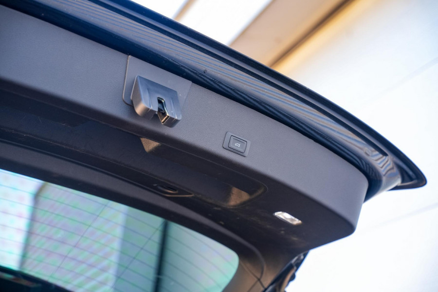Audi e-tron e-tron 50 quattro Launch edition 71 kWh Memory Seats Dakrail Getinte ramen 20"L.M.  Cruise Control
