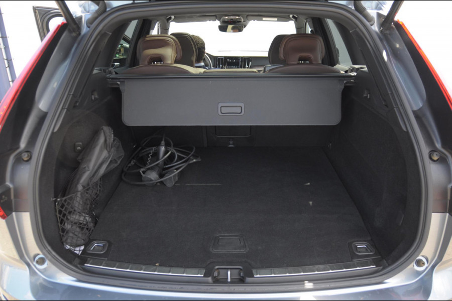 Volvo XC60 T6 340PK Automaat AWD Inscription / Adaptieve cruise control / BLIS / Parkeersensoren met 360 camera / Elektrische stoelen / Keyless entry / 22” velgen / Apple carplay / Leder dashboard / Harman Kardon audio