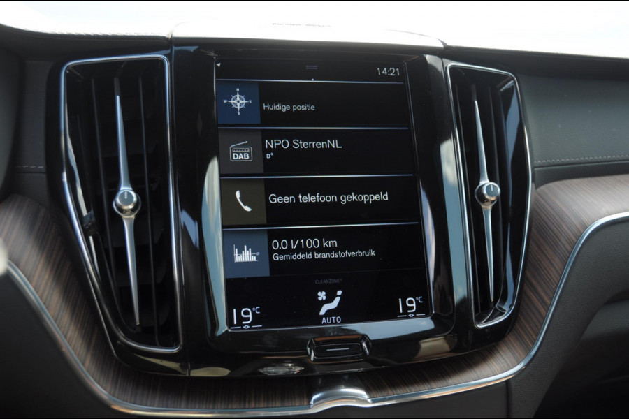 Volvo XC60 T6 340PK Automaat AWD Inscription / Adaptieve cruise control / BLIS / Parkeersensoren met 360 camera / Elektrische stoelen / Keyless entry / 22” velgen / Apple carplay / Leder dashboard / Harman Kardon audio