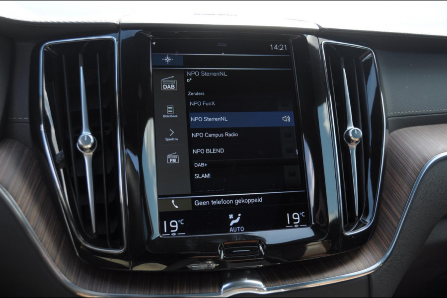 Volvo XC60 T6 340PK Automaat AWD Inscription / Adaptieve cruise control / BLIS / Parkeersensoren met 360 camera / Elektrische stoelen / Keyless entry / 22” velgen / Apple carplay / Leder dashboard / Harman Kardon audio