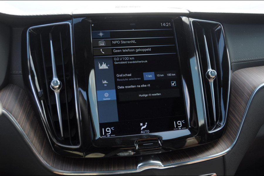 Volvo XC60 T6 340PK Automaat AWD Inscription / Adaptieve cruise control / BLIS / Parkeersensoren met 360 camera / Elektrische stoelen / Keyless entry / 22” velgen / Apple carplay / Leder dashboard / Harman Kardon audio