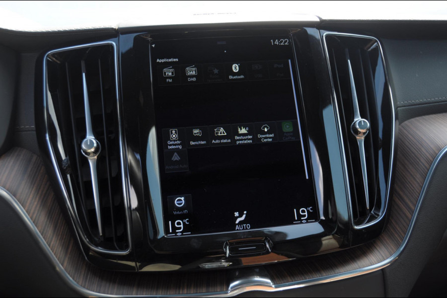 Volvo XC60 T6 340PK Automaat AWD Inscription / Adaptieve cruise control / BLIS / Parkeersensoren met 360 camera / Elektrische stoelen / Keyless entry / 22” velgen / Apple carplay / Leder dashboard / Harman Kardon audio