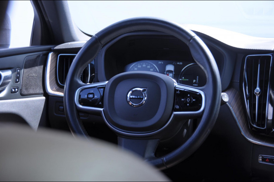 Volvo XC60 T6 340PK Automaat AWD Inscription / Adaptieve cruise control / BLIS / Parkeersensoren met 360 camera / Elektrische stoelen / Keyless entry / 22” velgen / Apple carplay / Leder dashboard / Harman Kardon audio