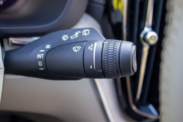 Volvo XC60 2.0 T6 Plug-in hybrid AWD Inscription|Prijs rijklaar incl. 12 mnd garantie | LMV PDC Panodak Camera