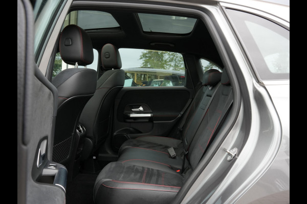 Mercedes-Benz B-Klasse 180 Business Solution AMG Automaat | Panoramadak | Navigatie | LED