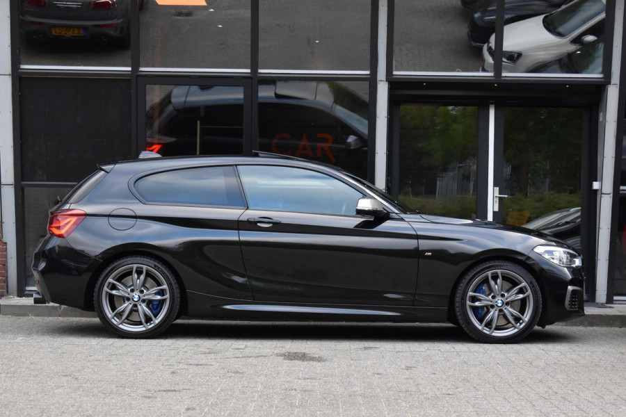 BMW 1-serie M140i xDrive High Executive Pano Camera H/K Leder Elekstoel