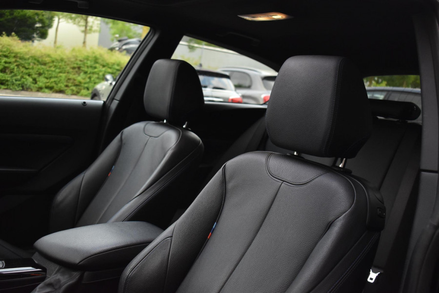 BMW 1-serie M140i xDrive High Executive Pano Camera H/K Leder Elekstoel