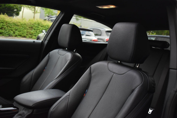 BMW 1-serie M140i xDrive High Executive Pano Camera H/K Leder Elekstoel