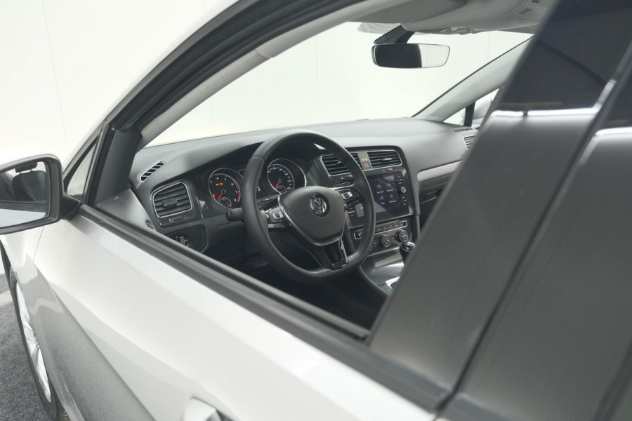 Volkswagen Golf 1.0 TSI 110pk Highline | Adaptieve Cruise Control | Apple Carplay | Parkeersensoren | Stoelverwarming