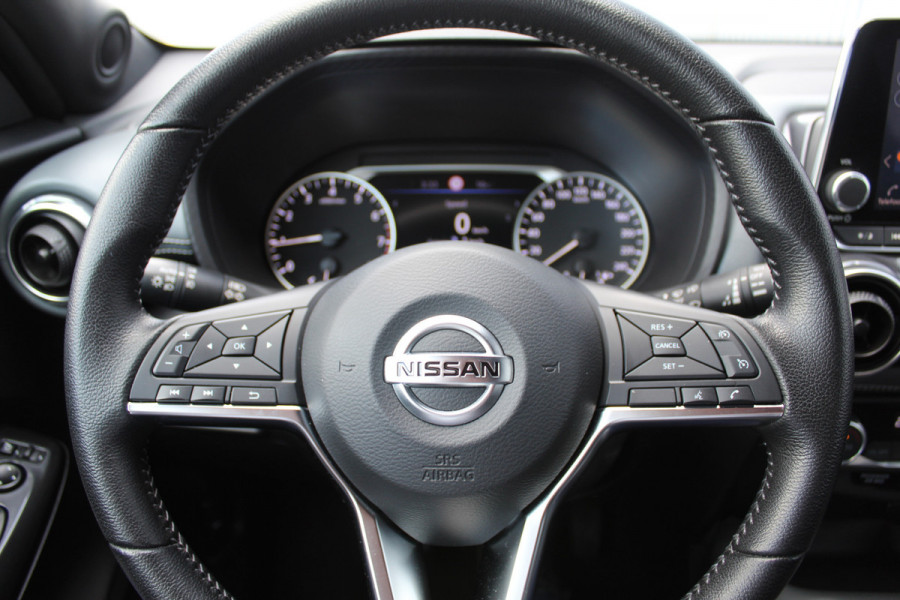 Nissan Juke 1.0-117pk DIG-T N-Connecta. Werkelijk in nieuwstaat ! Slechts 12.600km ! Volautm. airco, privacy glass, metallic lak, LM wielen, navigatie, camera, pdc v+a, telefoonvoorb.,  keyless entry&go, LED etc.