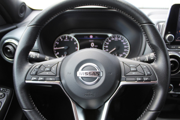 Nissan Juke 1.0-117pk DIG-T N-Connecta. Werkelijk in nieuwstaat ! Slechts 12.600km ! Volautm. airco, privacy glass, metallic lak, LM wielen, navigatie, camera, pdc v+a, telefoonvoorb.,  keyless entry&go, LED etc.