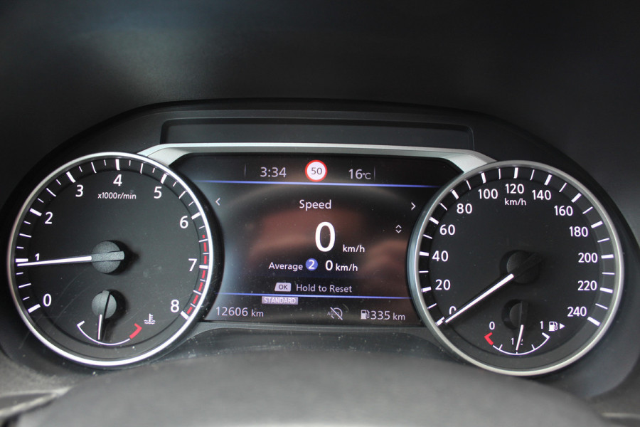 Nissan Juke 1.0-117pk DIG-T N-Connecta. Werkelijk in nieuwstaat ! Slechts 12.600km ! Volautm. airco, privacy glass, metallic lak, LM wielen, navigatie, camera, pdc v+a, telefoonvoorb.,  keyless entry&go, LED etc.