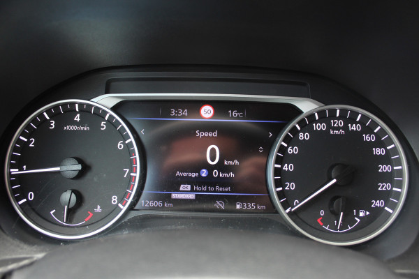 Nissan Juke 1.0-117pk DIG-T N-Connecta. Werkelijk in nieuwstaat ! Slechts 12.600km ! Volautm. airco, privacy glass, metallic lak, LM wielen, navigatie, camera, pdc v+a, telefoonvoorb.,  keyless entry&go, LED etc.
