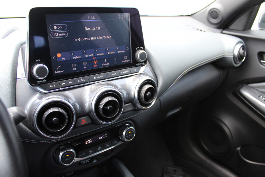Nissan Juke 1.0-117pk DIG-T N-Connecta. Werkelijk in nieuwstaat ! Slechts 12.600km ! Volautm. airco, privacy glass, metallic lak, LM wielen, navigatie, camera, pdc v+a, telefoonvoorb.,  keyless entry&go, LED etc.
