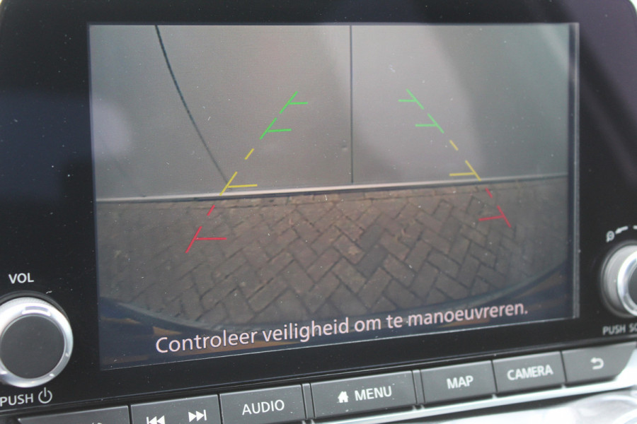 Nissan Juke 1.0-117pk DIG-T N-Connecta. Werkelijk in nieuwstaat ! Slechts 12.600km ! Volautm. airco, privacy glass, metallic lak, LM wielen, navigatie, camera, pdc v+a, telefoonvoorb.,  keyless entry&go, LED etc.
