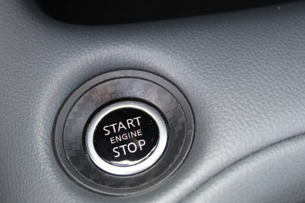 Nissan Juke 1.0-117pk DIG-T N-Connecta. Werkelijk in nieuwstaat ! Slechts 12.600km ! Volautm. airco, privacy glass, metallic lak, LM wielen, navigatie, camera, pdc v+a, telefoonvoorb.,  keyless entry&go, LED etc.