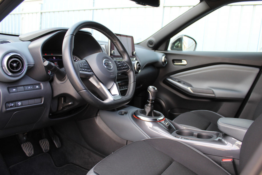 Nissan Juke 1.0-117pk DIG-T N-Connecta. Werkelijk in nieuwstaat ! Slechts 12.600km ! Volautm. airco, privacy glass, metallic lak, LM wielen, navigatie, camera, pdc v+a, telefoonvoorb.,  keyless entry&go, LED etc.