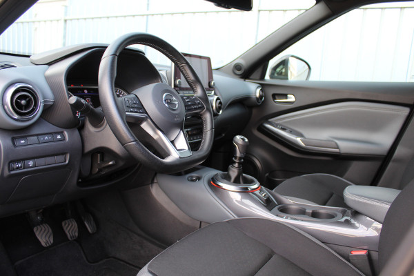 Nissan Juke 1.0-117pk DIG-T N-Connecta. Werkelijk in nieuwstaat ! Slechts 12.600km ! Volautm. airco, privacy glass, metallic lak, LM wielen, navigatie, camera, pdc v+a, telefoonvoorb.,  keyless entry&go, LED etc.