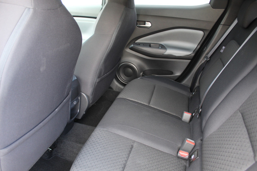Nissan Juke 1.0-117pk DIG-T N-Connecta. Werkelijk in nieuwstaat ! Slechts 12.600km ! Volautm. airco, privacy glass, metallic lak, LM wielen, navigatie, camera, pdc v+a, telefoonvoorb.,  keyless entry&go, LED etc.