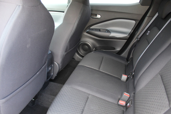 Nissan Juke 1.0-117pk DIG-T N-Connecta. Werkelijk in nieuwstaat ! Slechts 12.600km ! Volautm. airco, privacy glass, metallic lak, LM wielen, navigatie, camera, pdc v+a, telefoonvoorb.,  keyless entry&go, LED etc.
