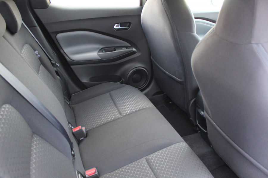Nissan Juke 1.0-117pk DIG-T N-Connecta. Werkelijk in nieuwstaat ! Slechts 12.600km ! Volautm. airco, privacy glass, metallic lak, LM wielen, navigatie, camera, pdc v+a, telefoonvoorb.,  keyless entry&go, LED etc.
