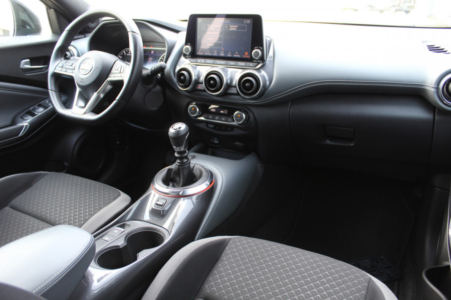 Nissan Juke 1.0-117pk DIG-T N-Connecta. Werkelijk in nieuwstaat ! Slechts 12.600km ! Volautm. airco, privacy glass, metallic lak, LM wielen, navigatie, camera, pdc v+a, telefoonvoorb.,  keyless entry&go, LED etc.