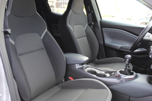 Nissan Juke 1.0-117pk DIG-T N-Connecta. Werkelijk in nieuwstaat ! Slechts 12.600km ! Volautm. airco, privacy glass, metallic lak, LM wielen, navigatie, camera, pdc v+a, telefoonvoorb.,  keyless entry&go, LED etc.