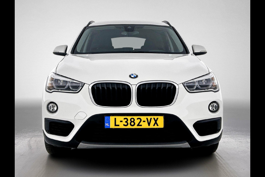 BMW X1 SDrive18i High Executive (Goed OnderH, Trekhaak, Navi, StoelV, Climate control, Etc)
