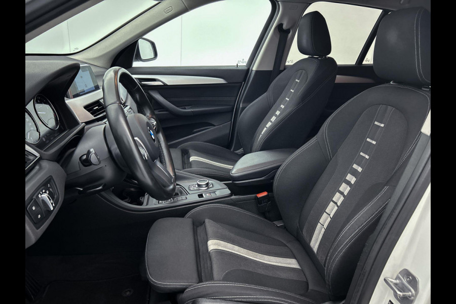BMW X1 SDrive18i High Executive (Goed OnderH, Trekhaak, Navi, StoelV, Climate control, Etc)