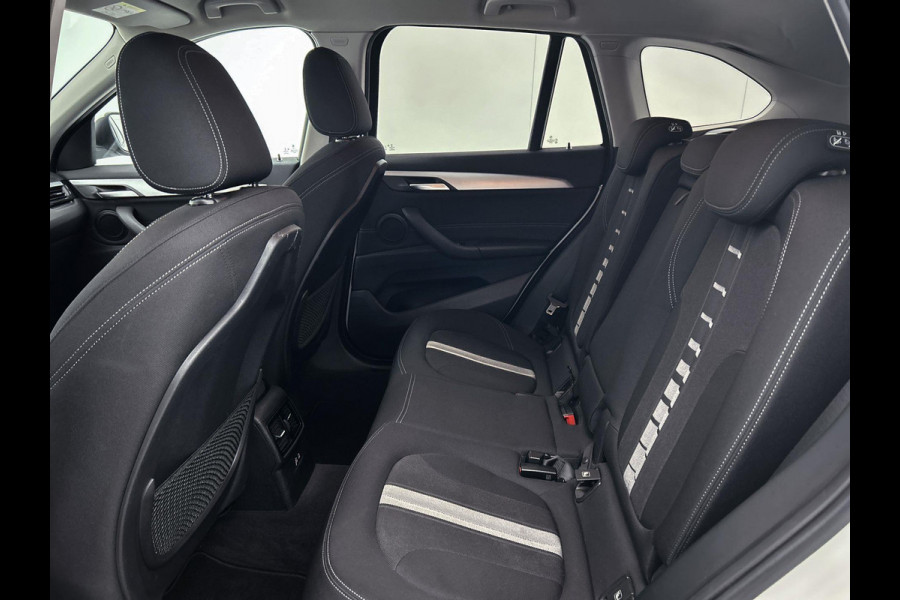 BMW X1 SDrive18i High Executive (Goed OnderH, Trekhaak, Navi, StoelV, Climate control, Etc)