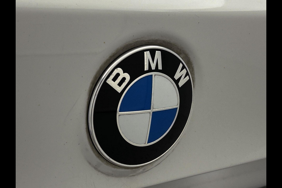BMW X1 SDrive18i High Executive (Goed OnderH, Trekhaak, Navi, StoelV, Climate control, Etc)