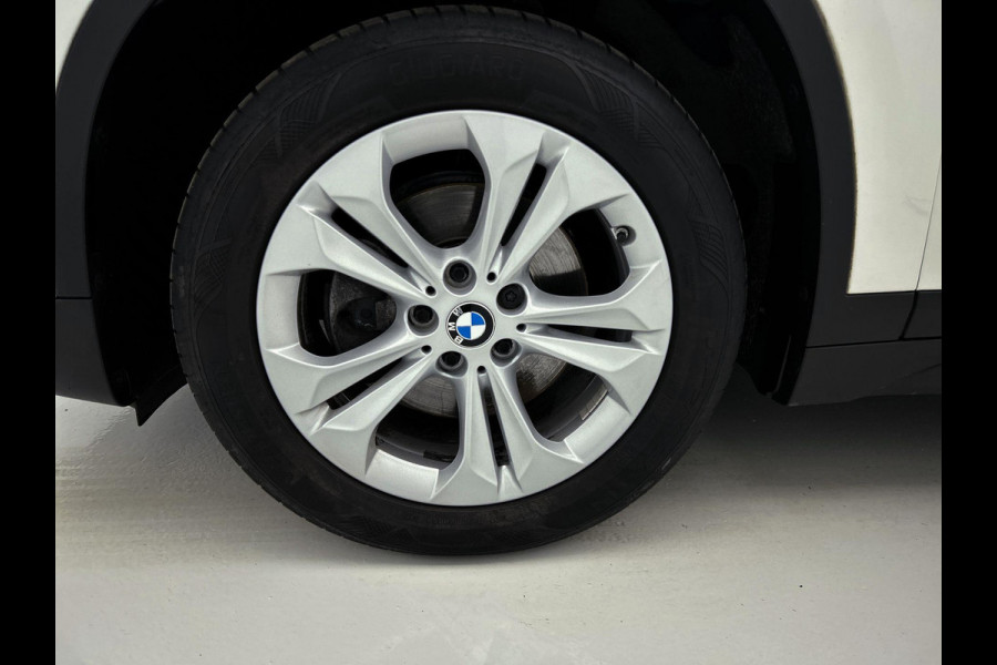 BMW X1 SDrive18i High Executive (Goed OnderH, Trekhaak, Navi, StoelV, Climate control, Etc)